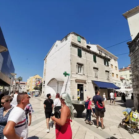 Spacious 140m2 Downtown 3 Bedroom Διαμέρισμα