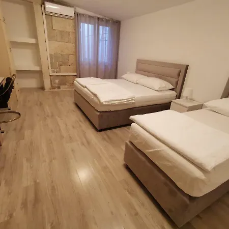 Spacious 140m2 Downtown 3 Bedroom Апартаменти *