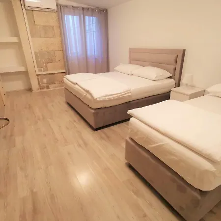 Апартаменти Spacious 140m2 Downtown 3 Bedroom