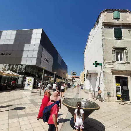 Spacious 140m2 Downtown 3 Bedroom Διαμέρισμα *