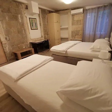 Spacious 140m2 Downtown 3 Bedroom 斯普利特