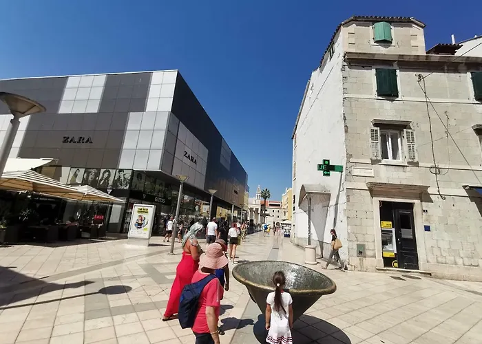 Spacious 140m2 Downtown 3 Bedroom Διαμέρισμα *