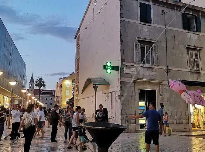 Spacious 140m2 Downtown 3 Bedroom Σπλιτ